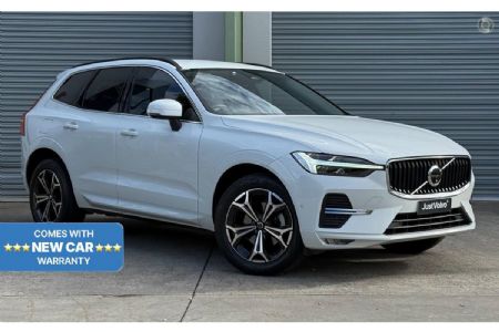 XC60 B5 MOMENTUM AWD MY22 in Ice White